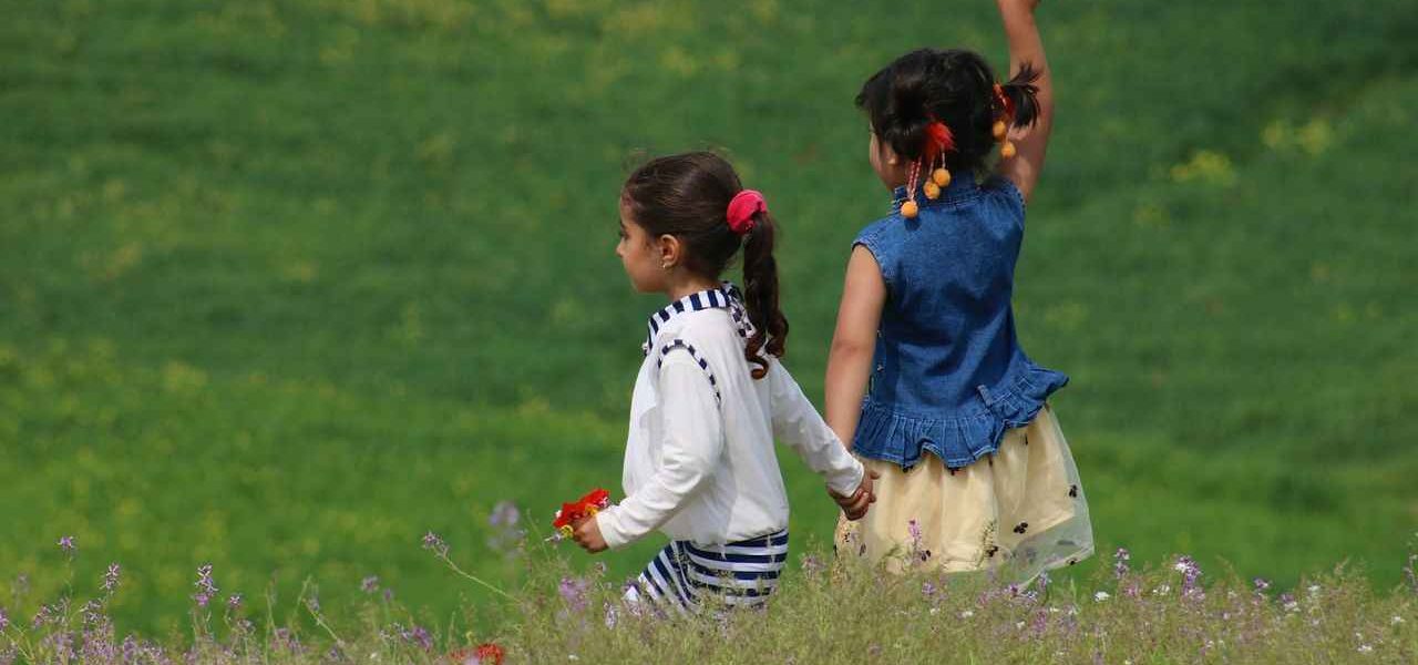 Comment composer une garde-robe pratique et stylée pour les filles